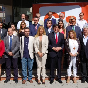 Juan Marín posa con candidatos, cargos, coordinadores y afiliados de Ciudadanos Málaga tras el 'Fórum Europa'