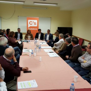 Juan Marín trasladará al Parlamento andaluz las demandas del sector empresarial de Nerja