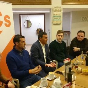 Carlos Hernández destaca la potencialidad de la comarca de Antequera en el primer café ciudadano organizado por la agrupación local
